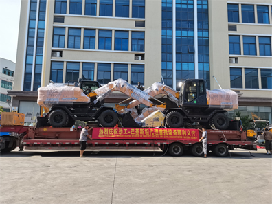 The first batch of 13-ton excavators delivered by Pakistan agents was successfully delivered!