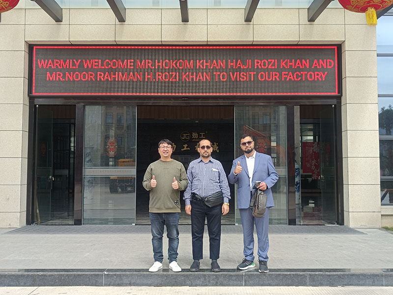 Warmly welcome Qatar customers to visit Jinggong excavator factory