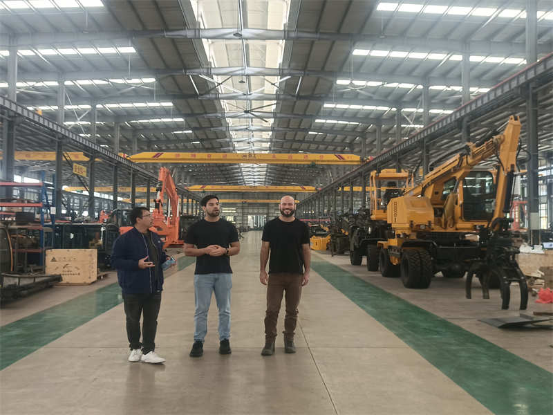 Although the exhibition has ended, JINGGONG mechanical heat is not reduced! Overseas customers flocked to visit the plant and personally test drive to experience the charm of the product. A new chapte